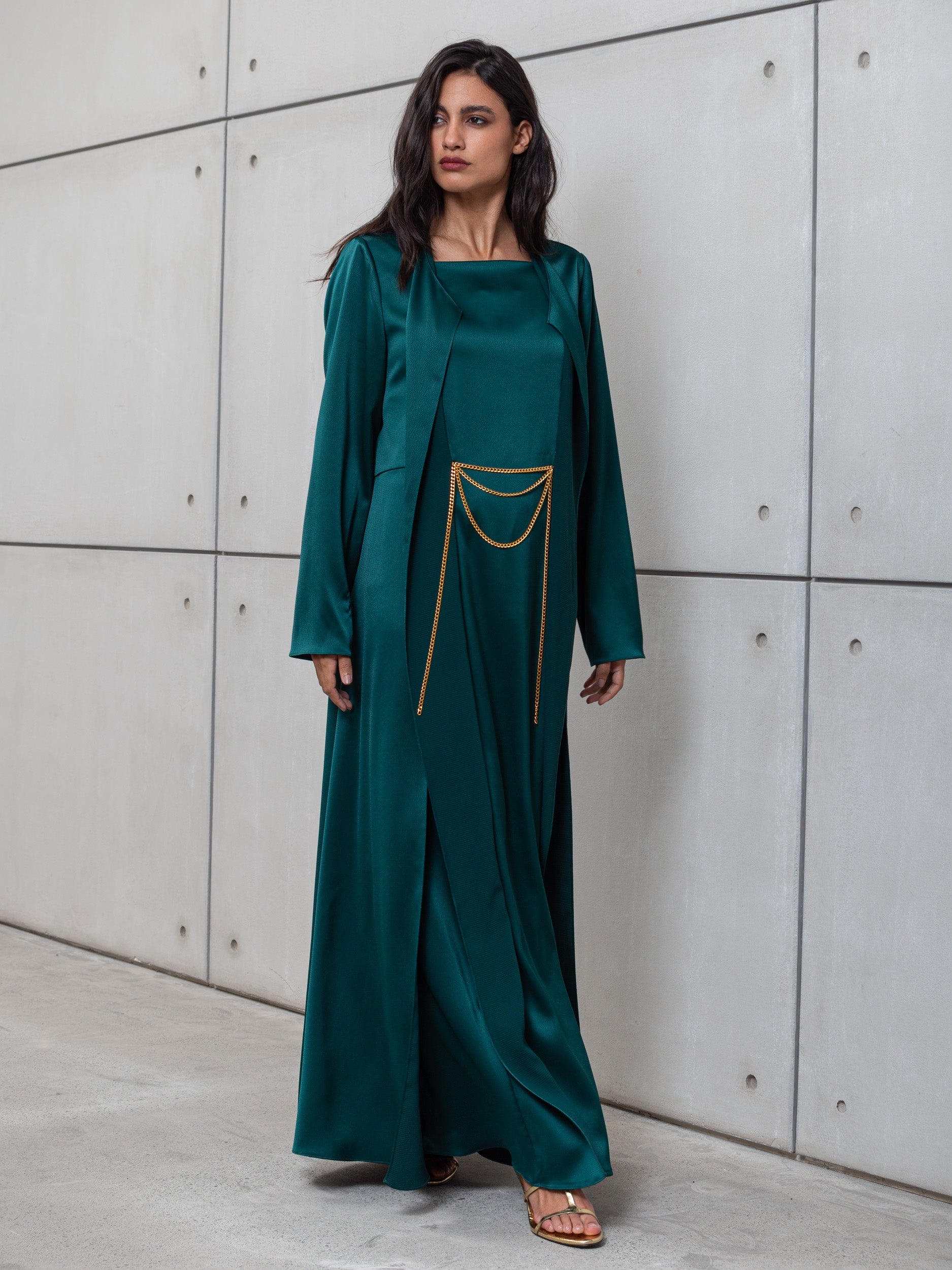 KAFTAN IN POLISHED GREEN WITH CHAIN DETAILING