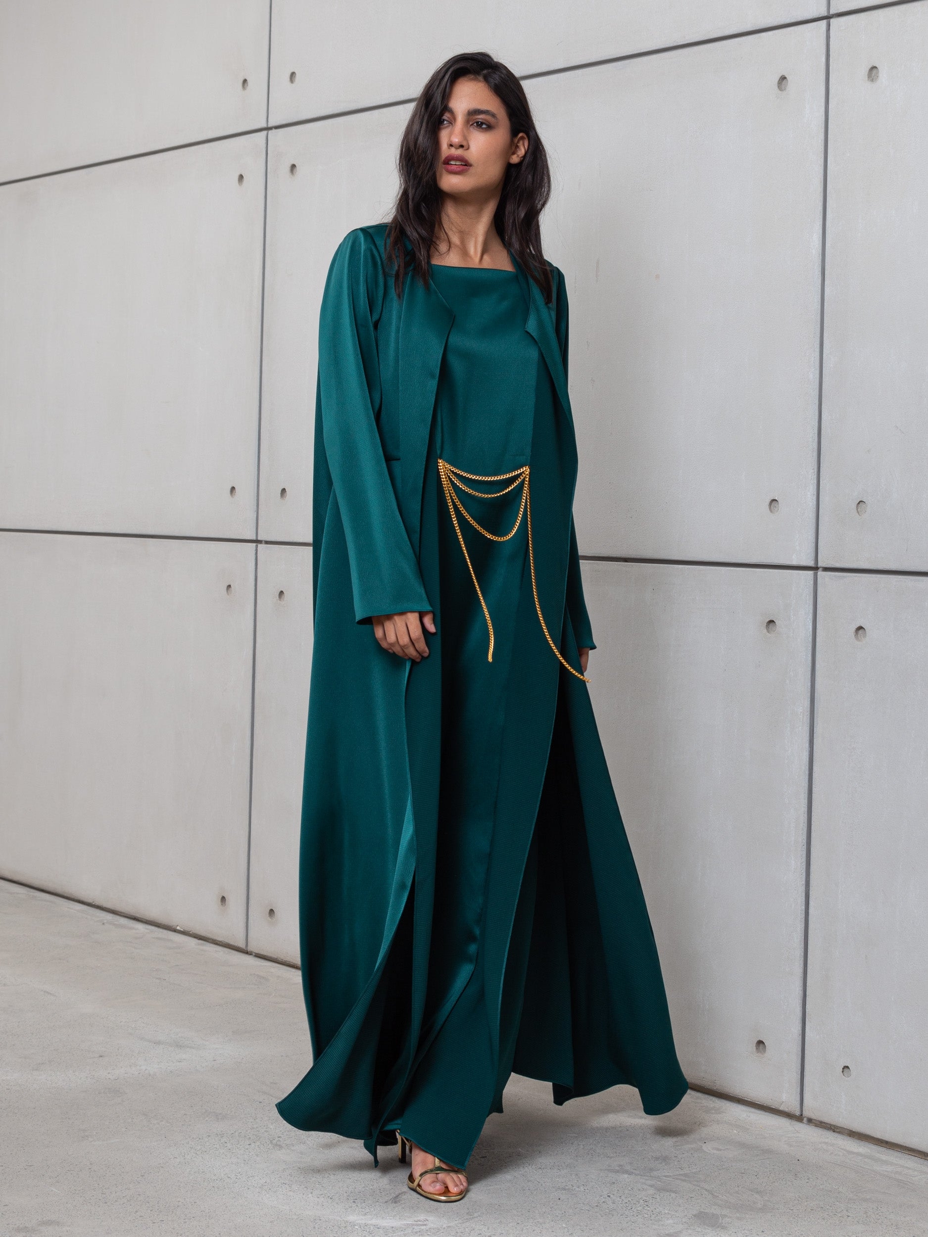 KAFTAN IN POLISHED GREEN WITH CHAIN DETAILING