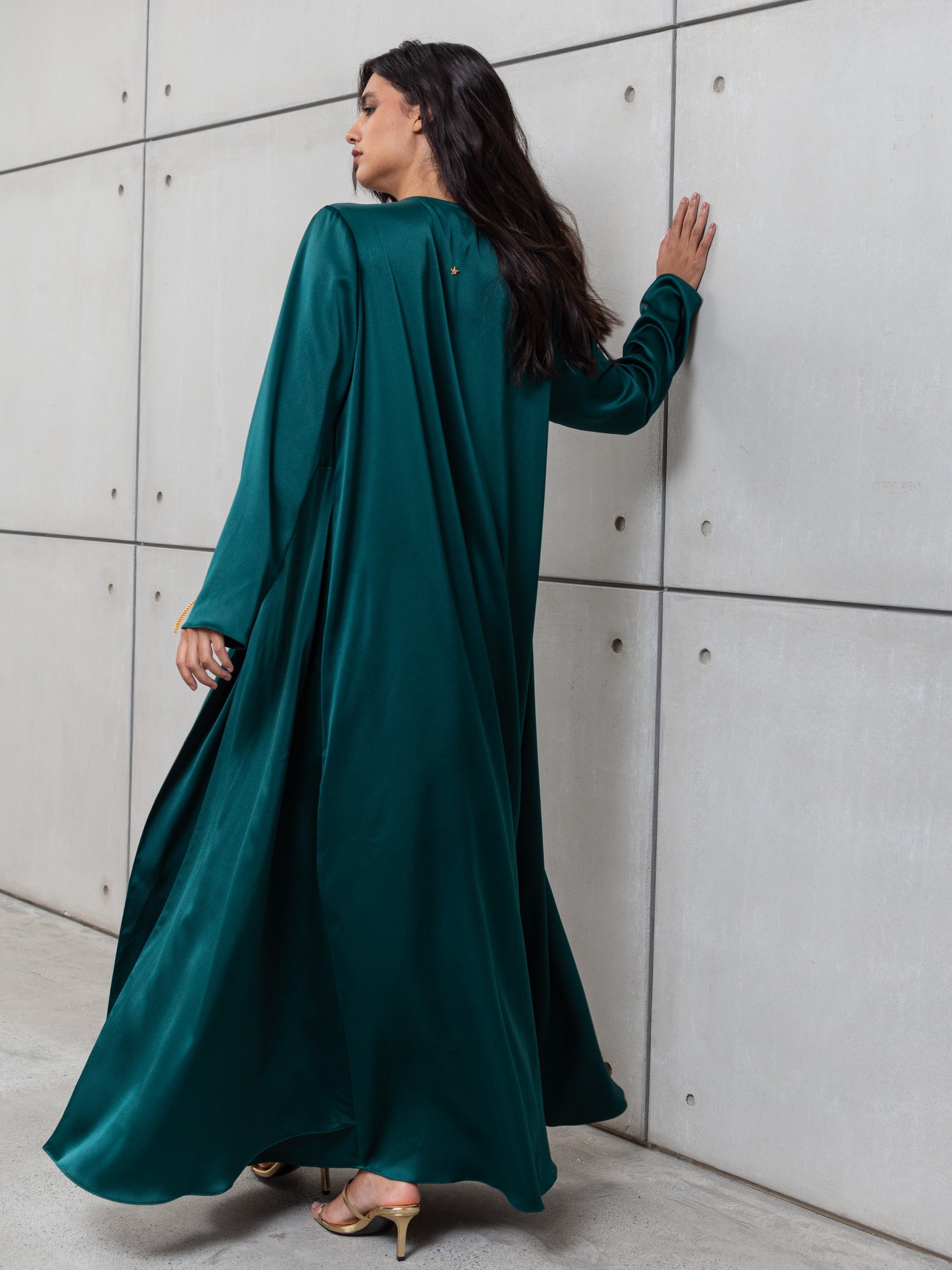 KAFTAN IN POLISHED GREEN WITH CHAIN DETAILING