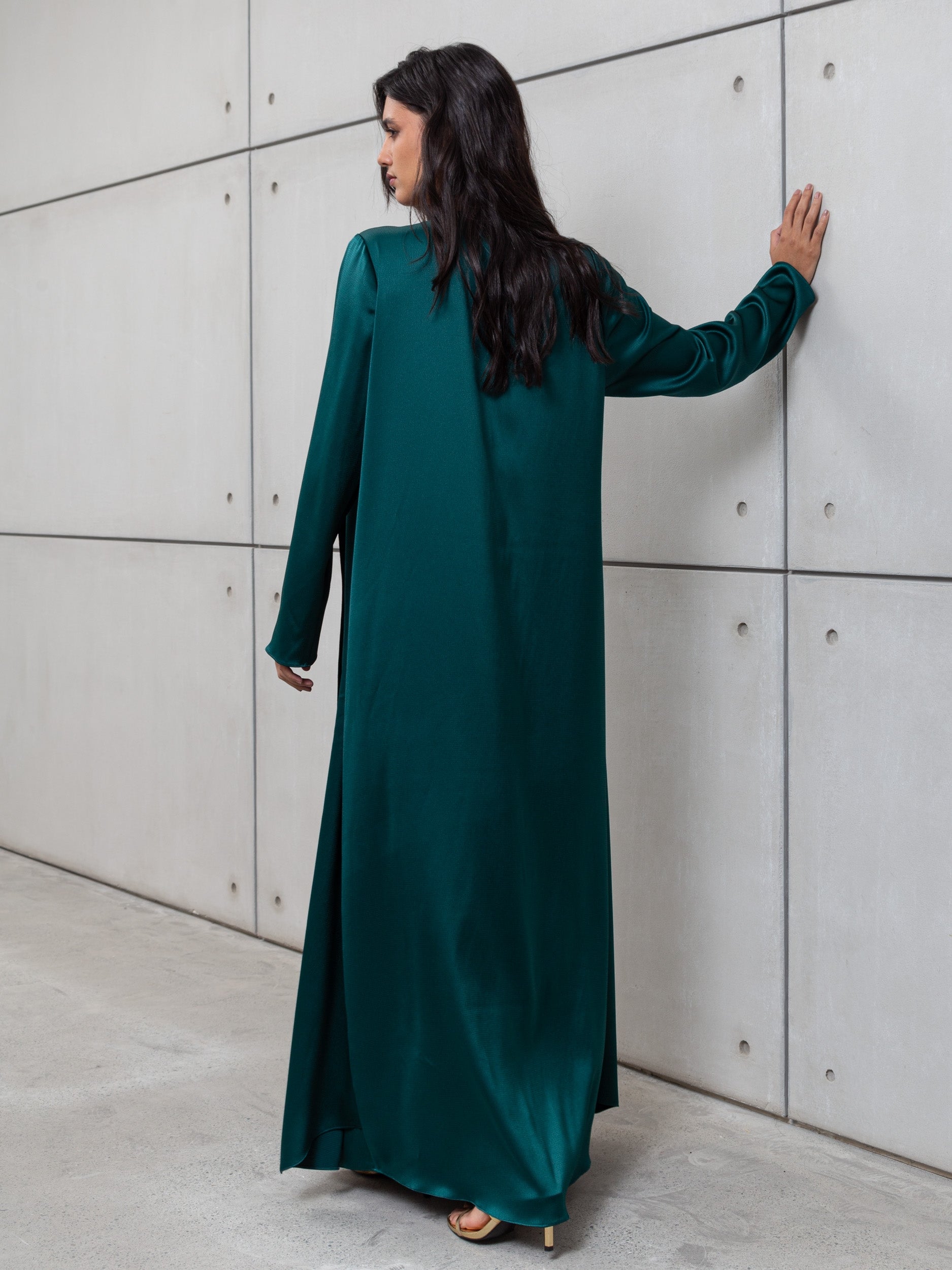 KAFTAN IN POLISHED GREEN WITH CHAIN DETAILING