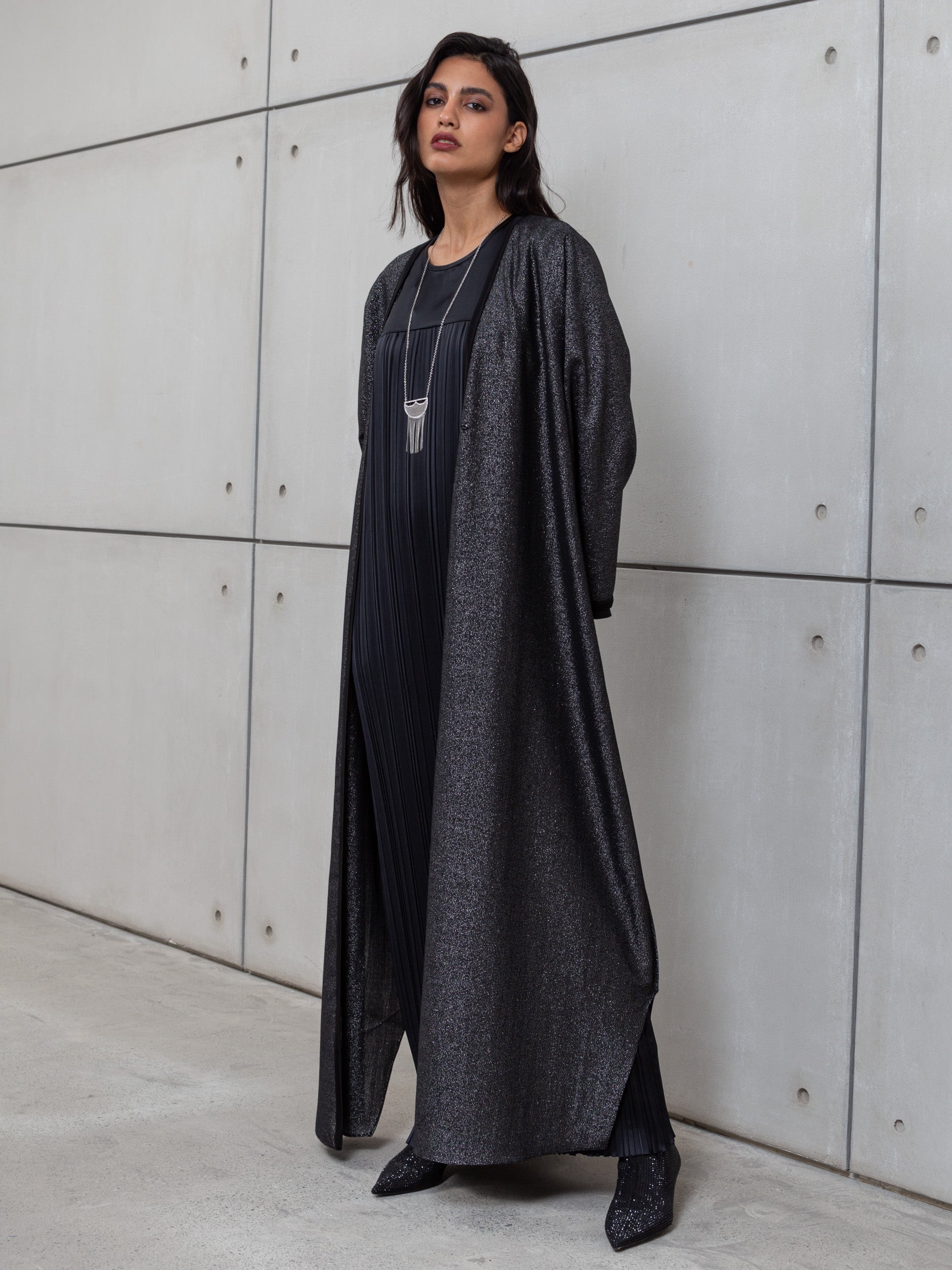 LOOSE ABAYA IN METALLIC BLACK